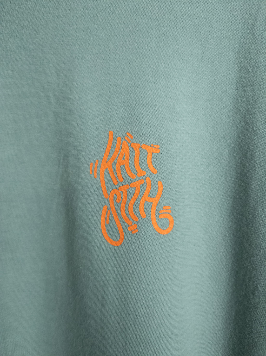 GRAPHIC LONG TEE SMOKY GREEN